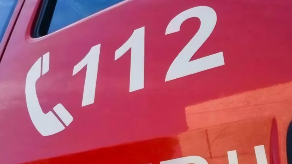 Trei tineri, la un pas de moarte, după ce s-au răsturnat cu mașina în prăpastie, la Galați