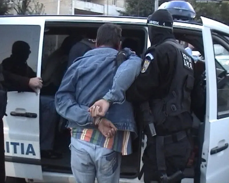 Fete de şase şi şapte ani, agresate sexual în scara blocului