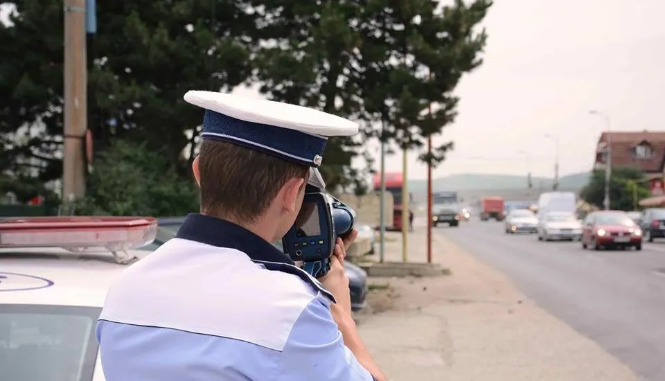 Tânăr gălăţean, prins circulând cu 177 km/h pe drumurile publice!
