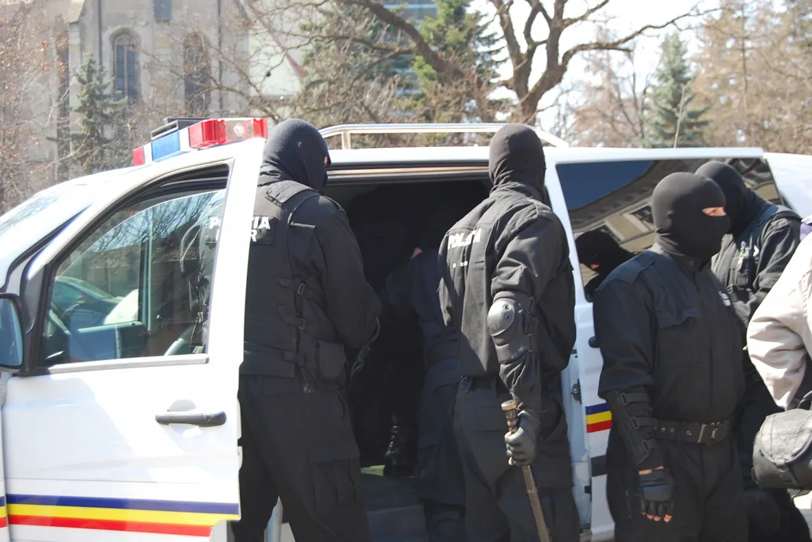 Grupare de spărgători de locuințe, surprinsă în flagrant delict de polițiști