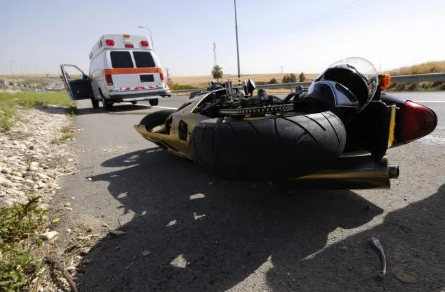 A lovit o motocicletă căreia nu i-a acordat prioritate