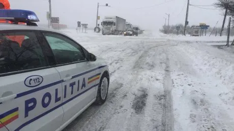 Un copil în spital, după un derapaj pe șoseaua acoperită cu zăpadă