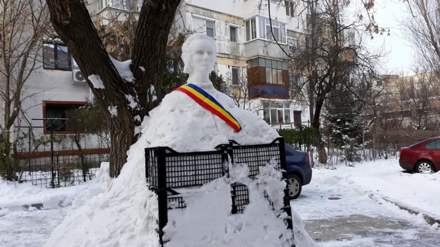 Bustul lui Eminescu, sculptat în zăpadă de un gălățean iubitor de frumos