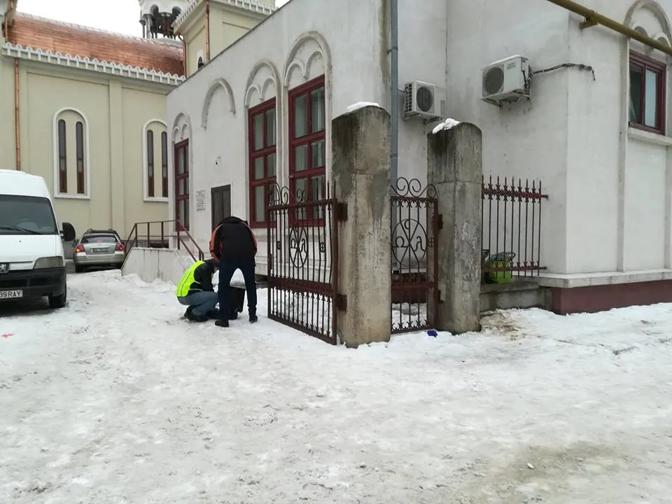 Bărbat găsit mort şi dezbrăcat, atârnând de gardul unei biserici