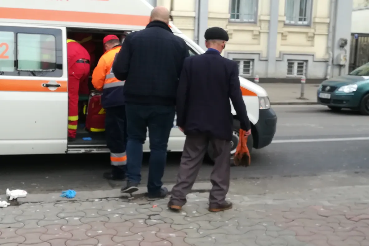 Era atât de beat, încât a intrat cu capul în ușa din mijloc a troleului