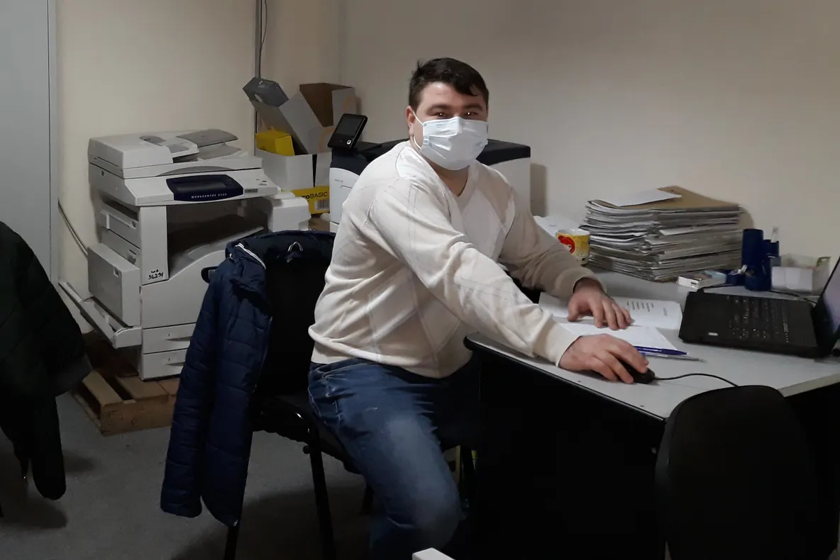 Funcţionarii gălăţeni care lucrează cu publicul poartă măşti de protecţie împotriva gripei