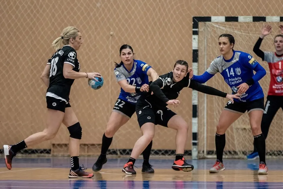 Înfrângere aşteptată a handbalistelor în faţa echipei campioane