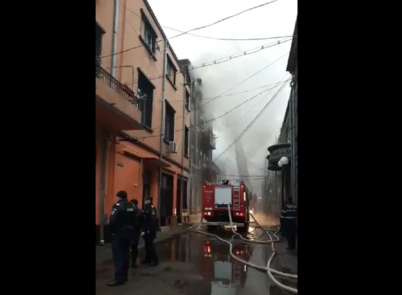 Doi vârstnici au rămas fără acoperiş, după un incendiu violent