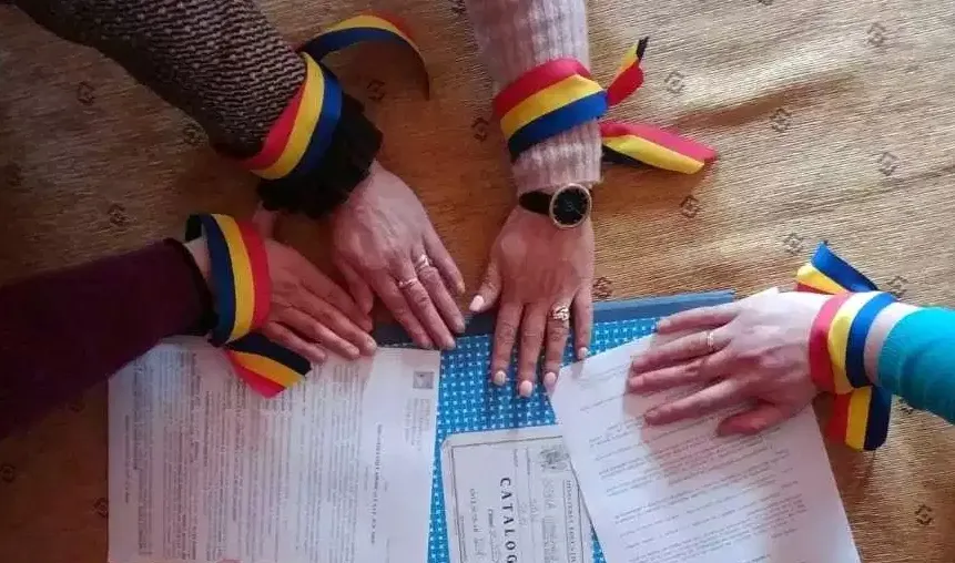 Profesorii din Galaţi au protestat cu banderole tricolore pe braţ