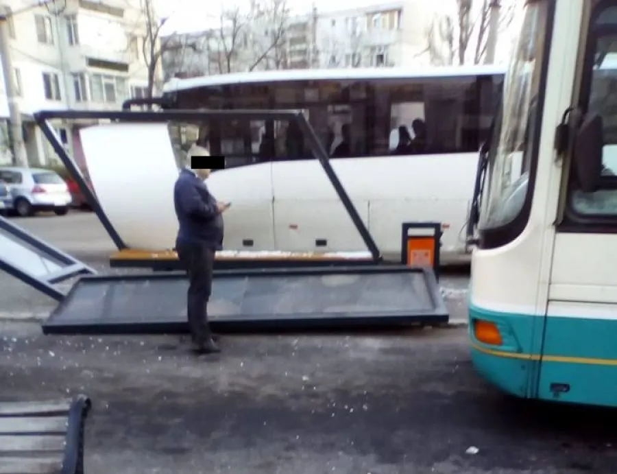Un autobuz a distrus un refugiu dintr-o stație de capăt de traseu