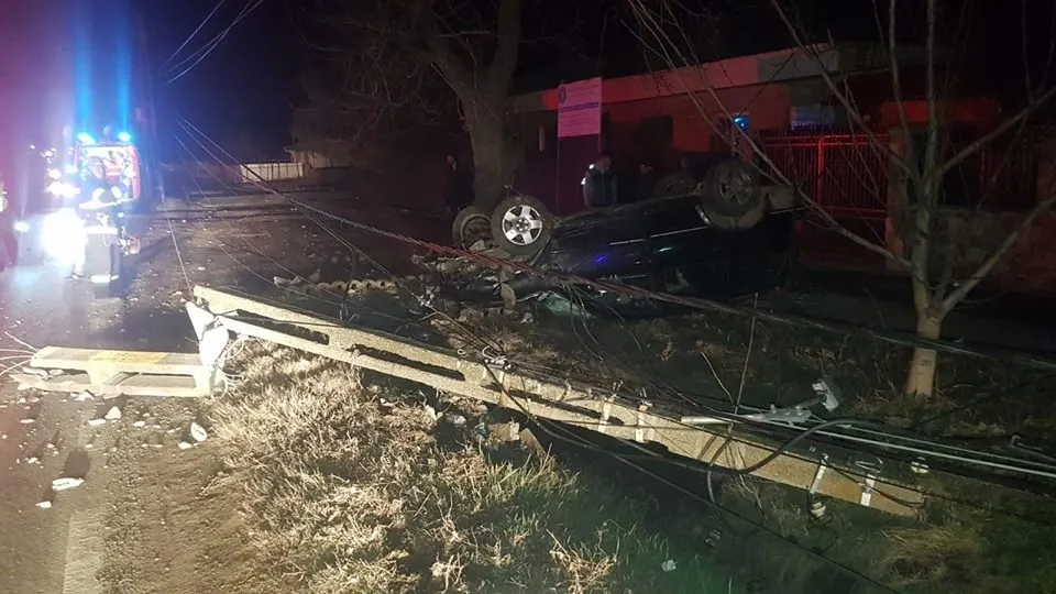 Băut și fără permis, a intrat cu mașina într-un stâlp