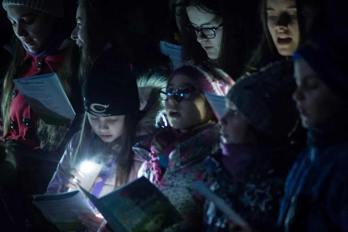 14 coruri au cântat în fața Universității de „Ora Pământului”