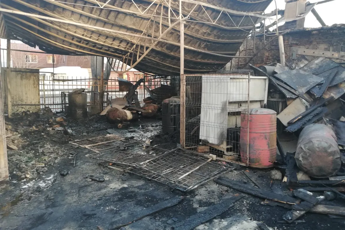 Service auto incendiat intenționat în Galaţi