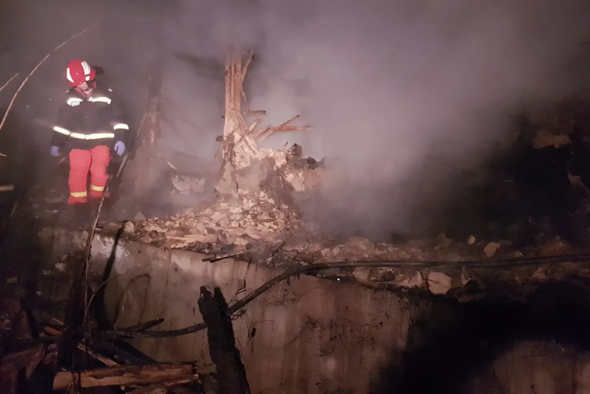 Incendiu la un atelier de dezmembrări auto din apropierea Galaţiului