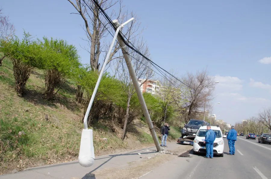 I s-a făcut rău și a intrat cu mașina într-un stâlp de pe Faleză