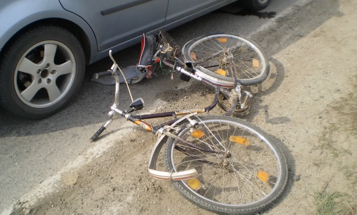 O biciclistă adolescentă a fost lovită de maşina unui tânăr