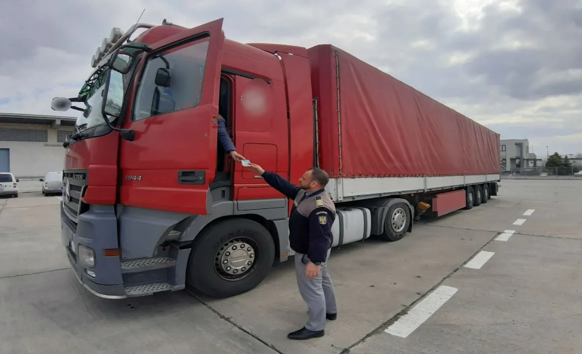 Șoferi prinși la frontieră cu documente false pentru conducerea TIR-urilor
