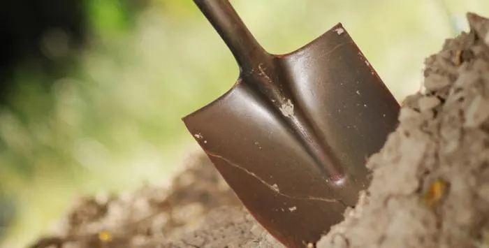 Scene violente în Galați. A filmat cum își bate victimele cu un par și o lopată. Un bărbat a murit