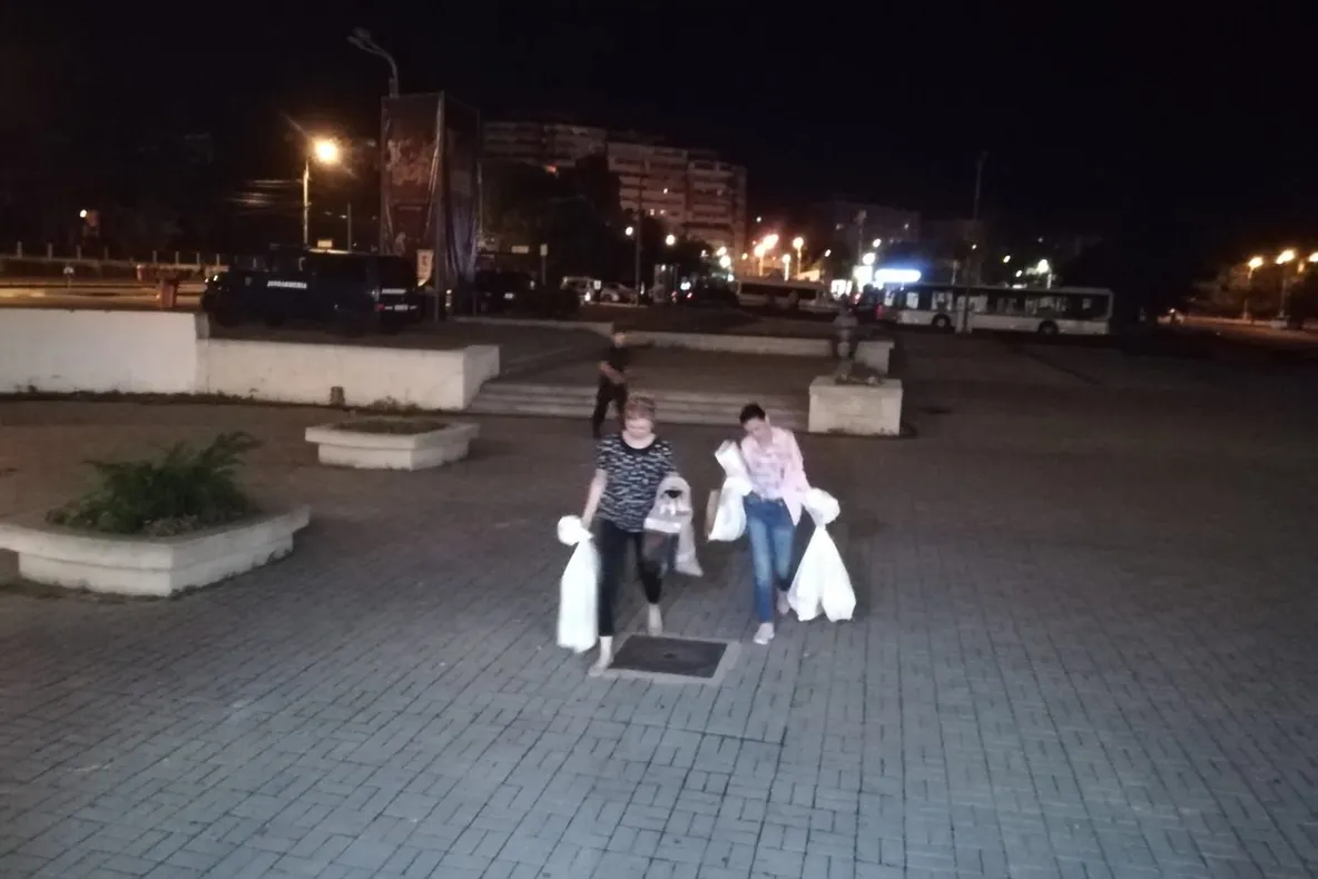 Membrii secţiilor de votare, la coadă toată noaptea la BEJ