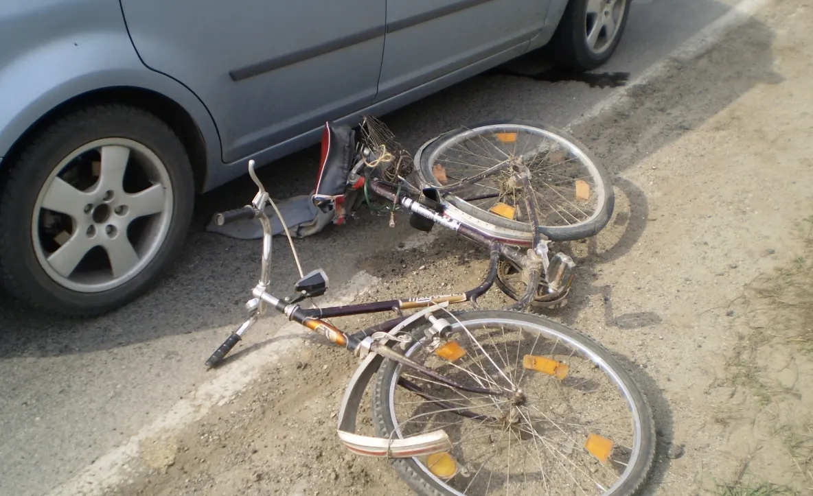 Un biciclist adolescent a fost accidentat de un șofer de 67 de ani