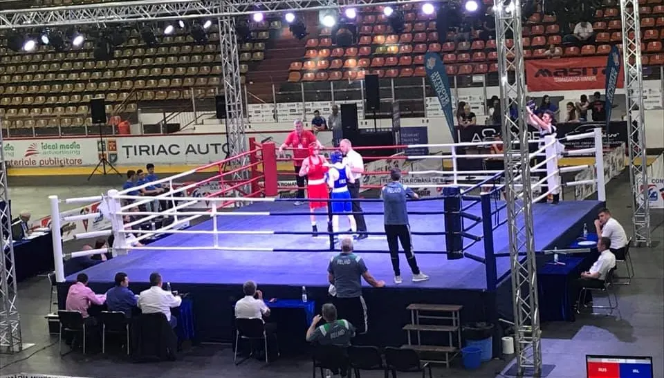 Doi juniori români, calificaţi în finalele Europenelor de box de la Galaţi