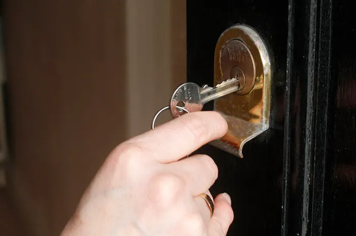 Hoață prinsă la ușa apartamentului de unde mai furase