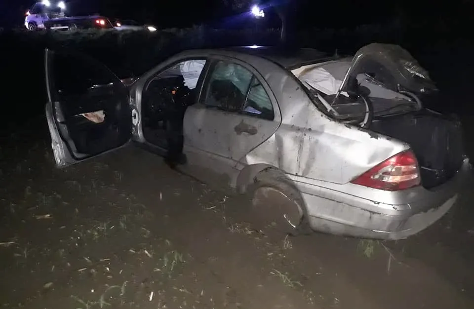 Un tânăr gălăţean a murit după ce s-a răsturnat cu Mercedesul