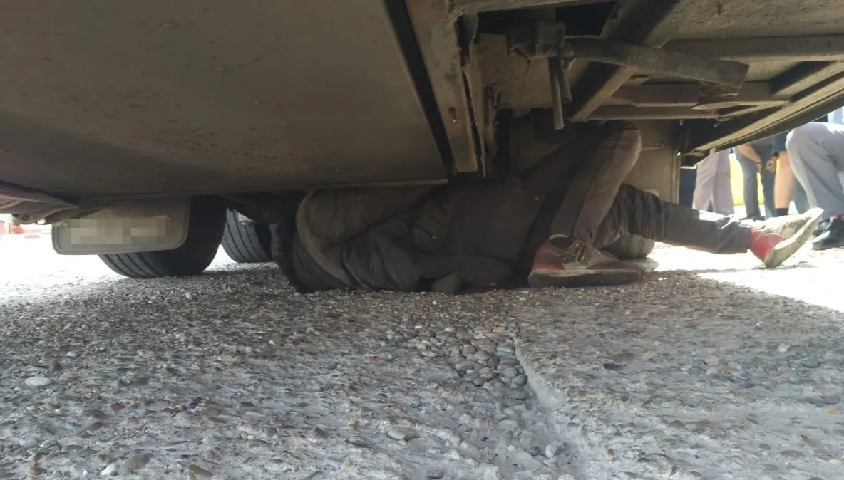 Străini ascunşi sub un autocar, depistaţi la vama Oancea