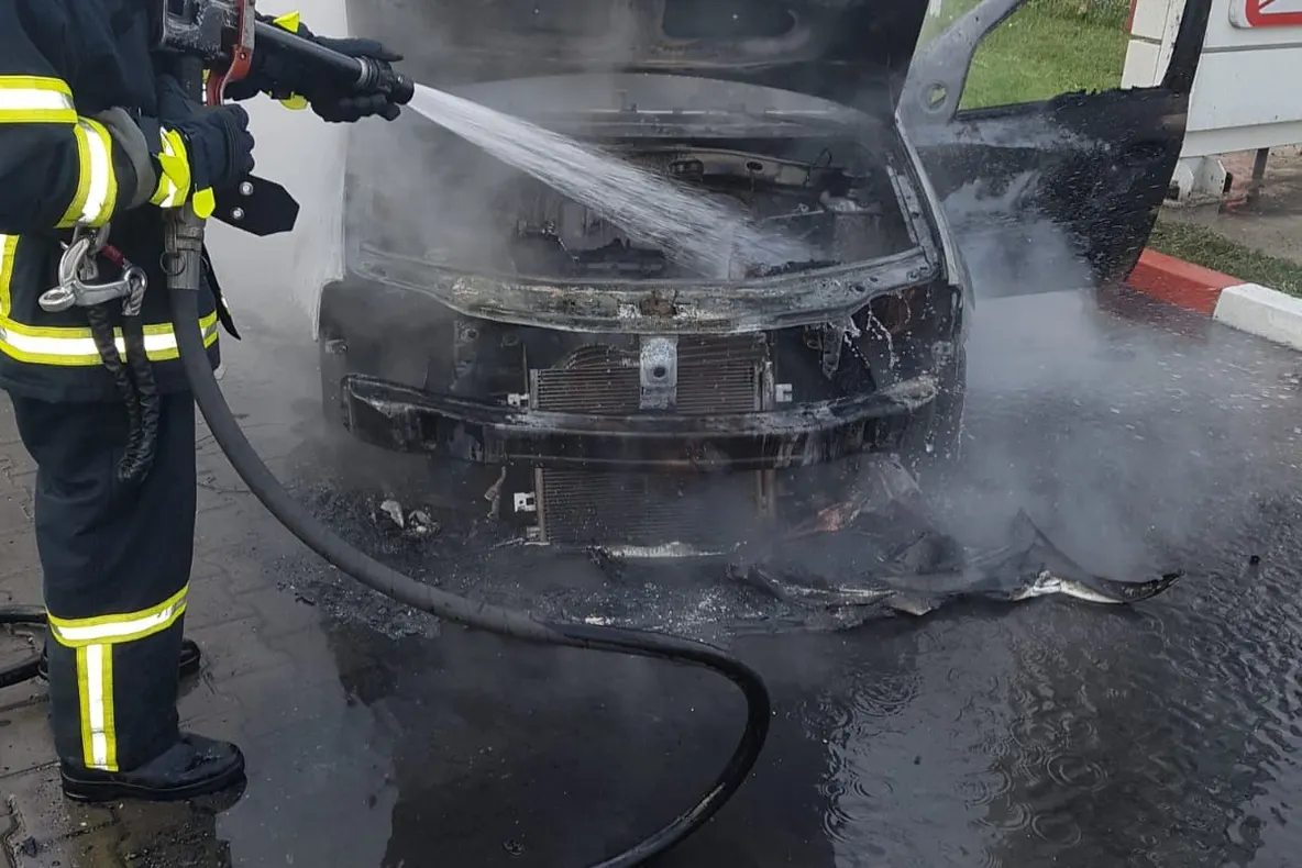 Un Logan a ars în Micro 13 B, lângă o stație de carburanți