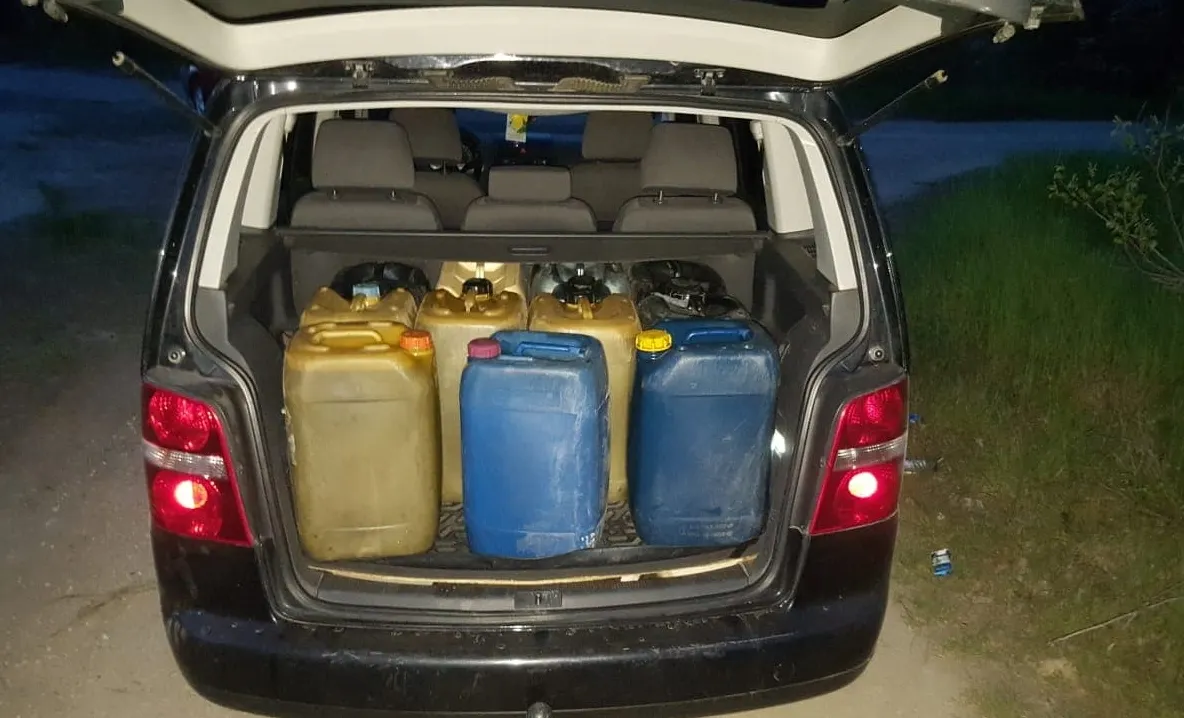 Un poliţist a sustras motorină de pe o navă, s-a îmbătat şi a plecat cu maşina pe contrasens