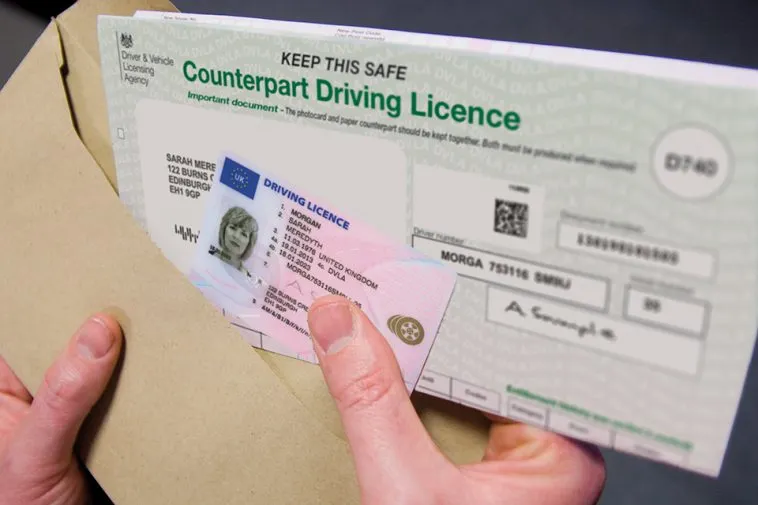 Prinşi de poliţişti conducând pe drumurile publice fără permis