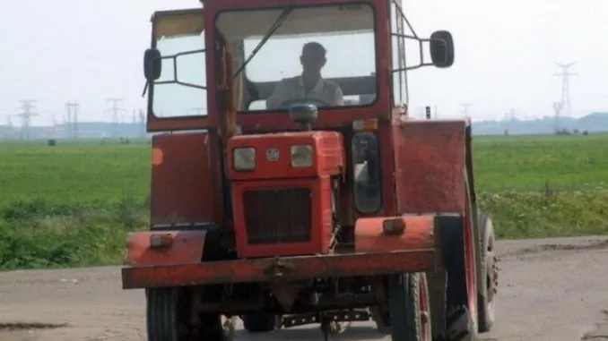 Un tractorist, spulberat de o maşină la coborârea de pe utilaj