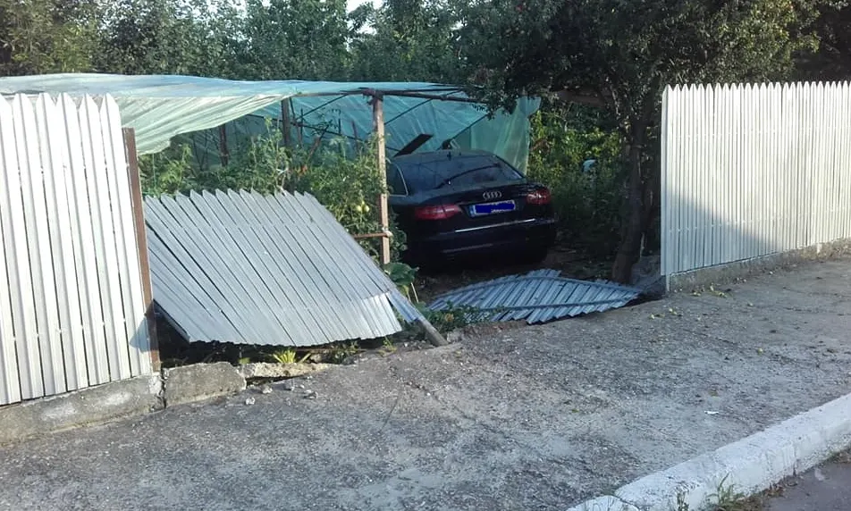 A condus fără permis şi a pus la pământ gardul unei case