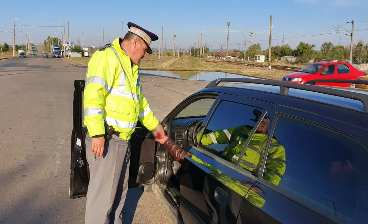Bărbat cu dublă cetăţenie depistat la volan fără permis de conducere