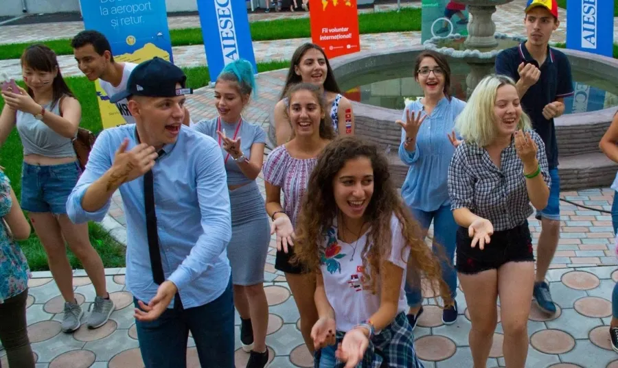 Dansuri şi mâncăruri tradiţionale străine, în Grădina Publică