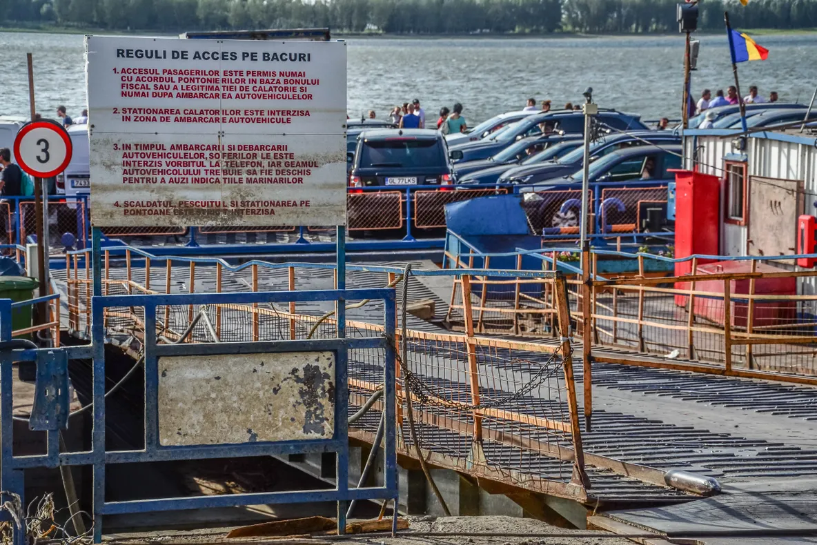 Angajaţii Navrom BAC, agresaţi seara pe malul tulcean