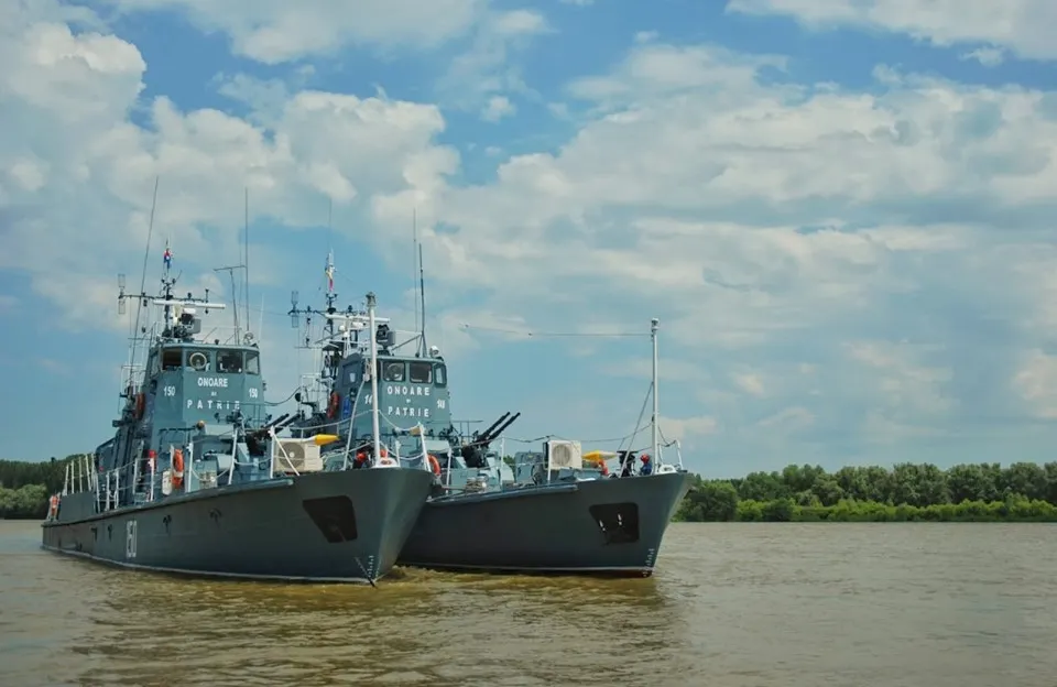 Trei nave de luptă au atras sute de gălăţeni pe faleza Dunării