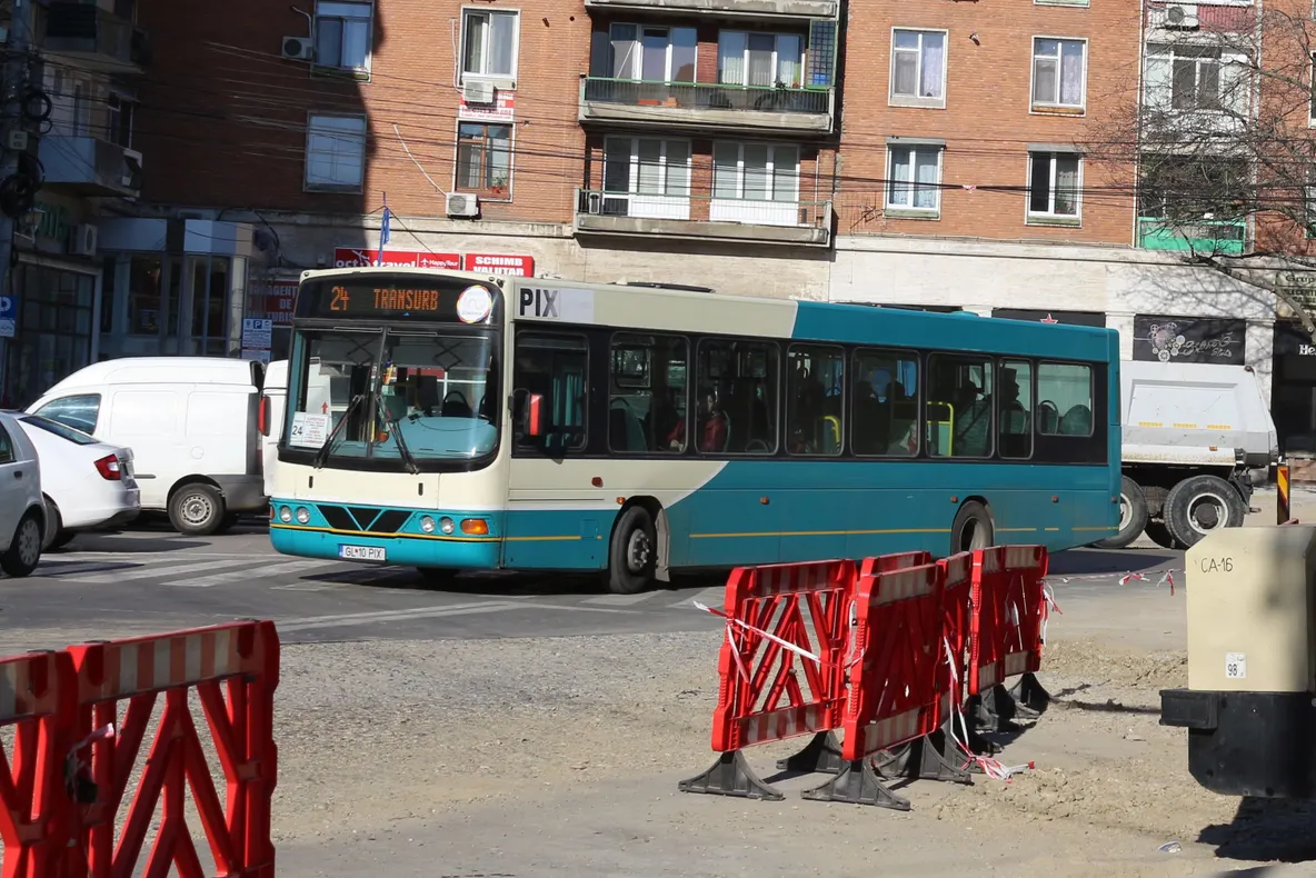 Cinci trasee deviate mâine, din cauza unor lucrări la reţeaua de apă
