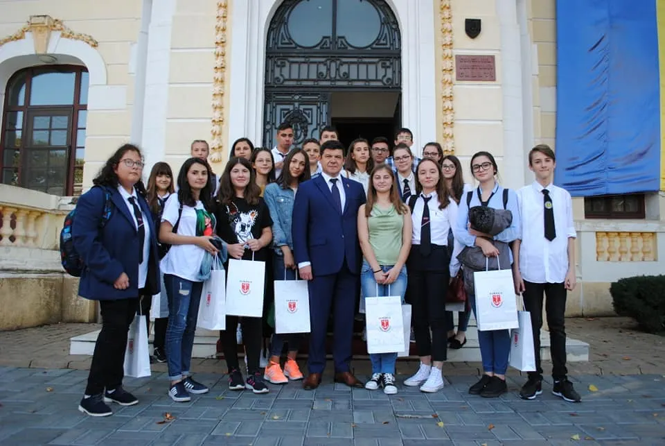 Elevii din sate care au intrat la liceu cu medii peste 9, premiaţi