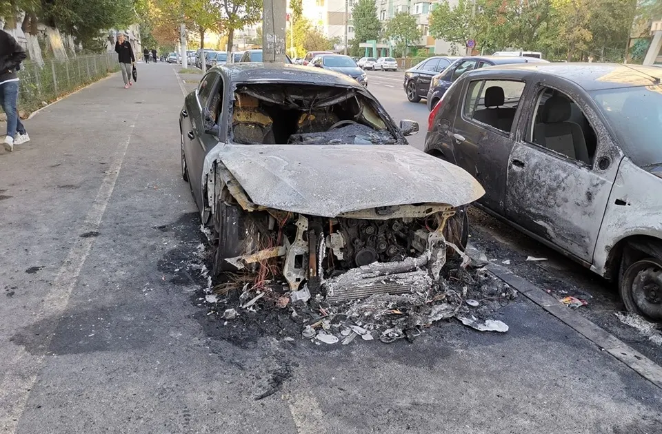 Cinci maşini au fost incendiate în cartierul gălăţean Micro 21