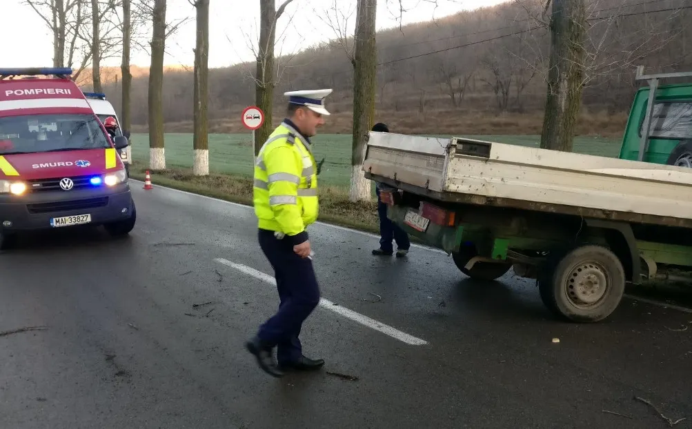 Beat şi fără permis, a furat o maşină şi s-a ciocnit cu un excavator