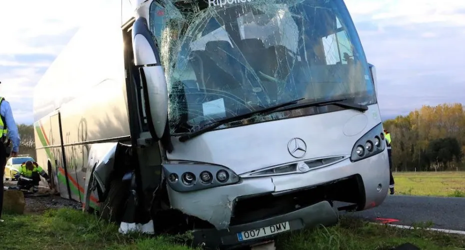 Un autocar ucrainean s-a ciocnit de un stâlp, pe DN 26