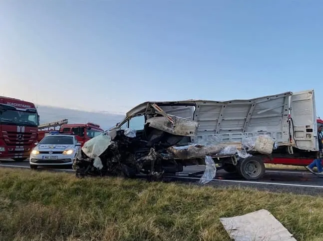 Trei persoane rănite, după ciocnirea dintre un camion şi o autoutilitară