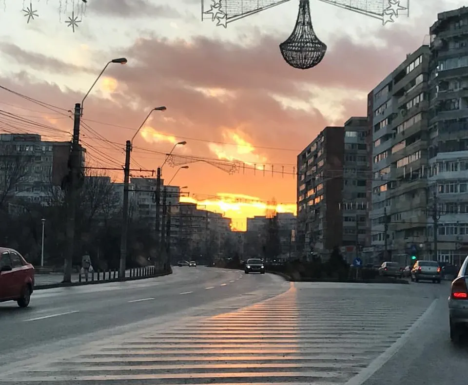 Se aprind luminile de sărbători în oraș