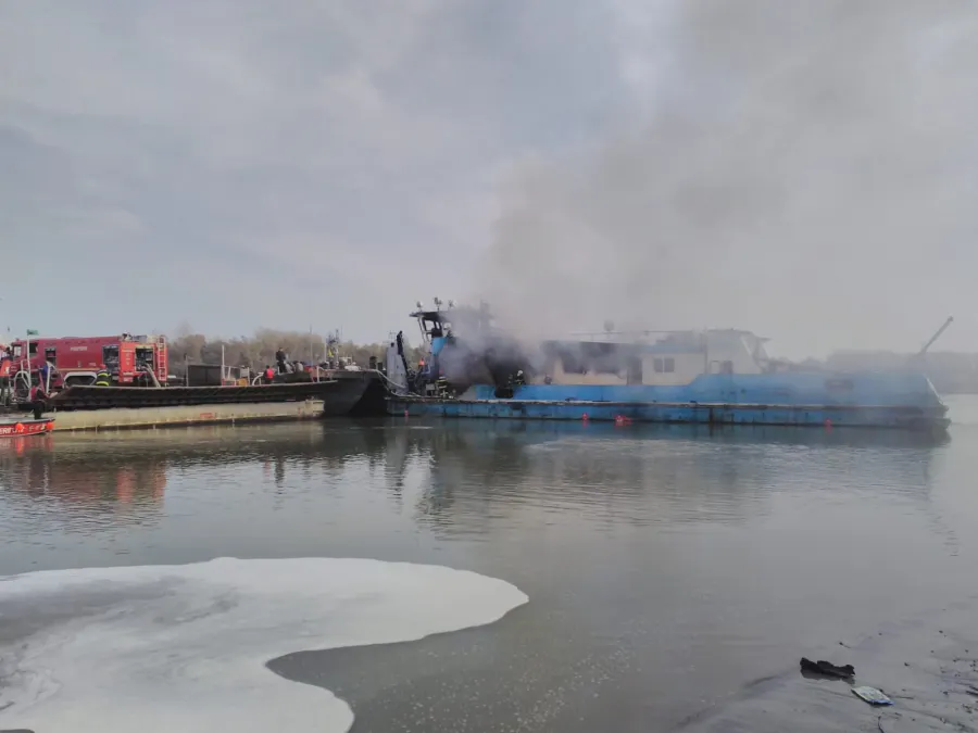 O barjă a NAVROM Galaţi a luat foc pe Dunăre, la Brăila