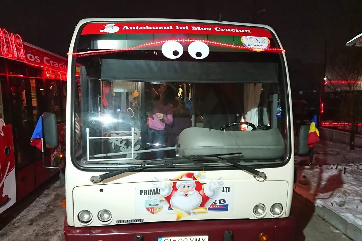Autobuzul lui Moș Crăciun îi așteaptă pe cei mici și în acest an