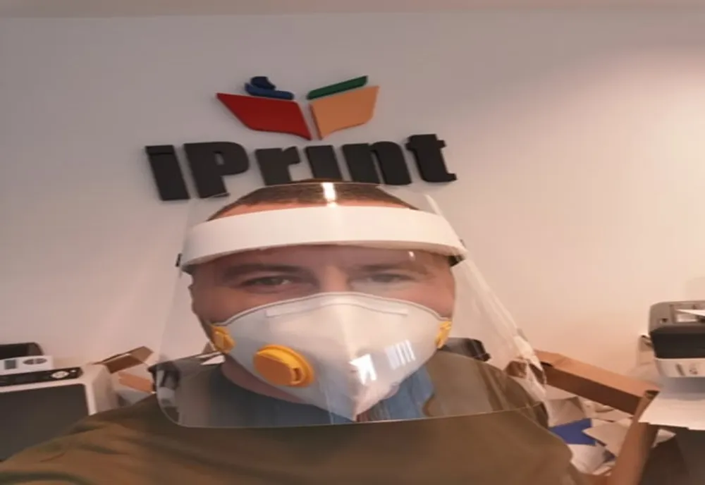 Un gălățean a luat inițiativa și a început să facă singur viziere pentru medici