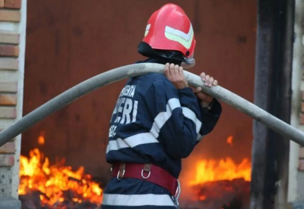 ISU Galați - incendiu la o fabrică de confecții din Ivești