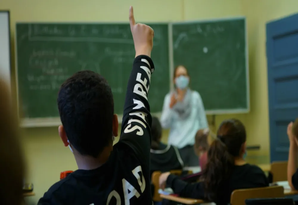 O familie și-a retras cei doi copii de la școală