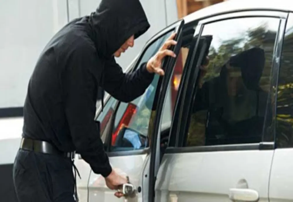 Minor de 16 ani bănuit de furt dintr-un autoturism